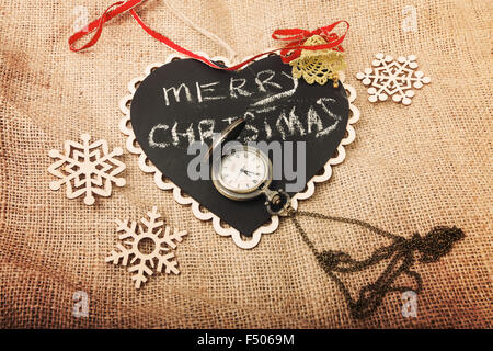 Vintage Frohe Weihnachten und Neujahr-Konzept mit Varios Dekorationen und Taschenuhr (Vintage Muskelaufbau) Stockfoto