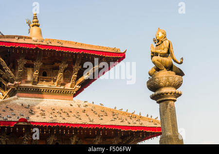 Statue von garuda am Durbar Square, Tempel Dach im Hintergrund. Stockfoto