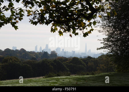 London, UK. 25. Oktober 2015. Skyline von London von Kenwood. Londoner genießen Sie einen schönen Herbsttag auf Hampstead Heath. Bildnachweis: OnTheRoad/Alamy Live-Nachrichten Stockfoto