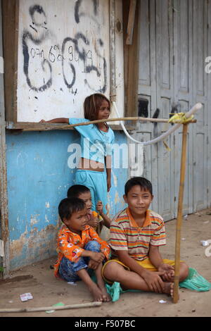 Asiatische Kinder drei jungen ein Mädchen, zwei jungen in soft-Fokus, Girl knackig scharf sichtbar. (auch F507BH mit Schwerpunkt auf jungen) Stockfoto