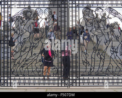 Touristenanlage, der Vigeland-Skulpturenpark in Oslo Norwegen, schmiedeeisernen Tor mit Frauen zahlen Touristen und Treppen Stockfoto