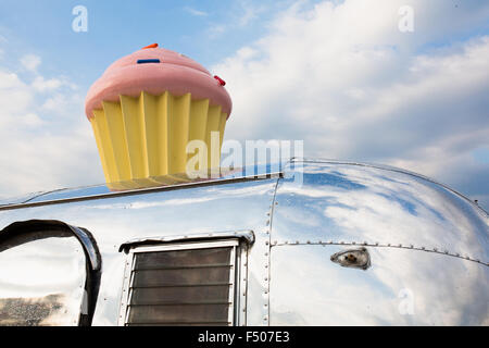 Hey Cupcake in Austin, Texas: ein rosa Cupcake Zeichen auf einem silbernen metallischen Anhänger Stockfoto