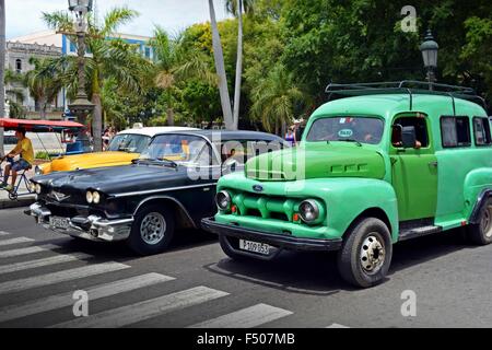 Kubanische Vintage Taxis warten auf einen Zebrastreifen in Alt-Havanna-Kuba Stockfoto