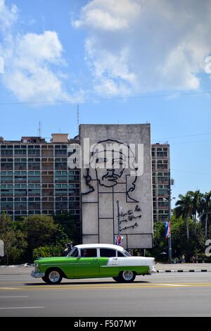 grünen und weißen Oldtimer Fahrt durch die Plaza De La Revolucion Havanna Kuba mit dem Bild von Che Guevara hinter Stockfoto