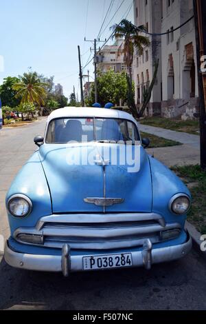 Powder blau-weißen Oldtimer parkten in einer ruhigen Wohnstraße in Vedado Havanna Kuba Stockfoto