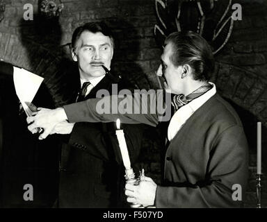 Der Schauspieler Jack Palance und Peter Cushing in einer Szene aus dem Film '' Torture Garden ", UK Stockfoto