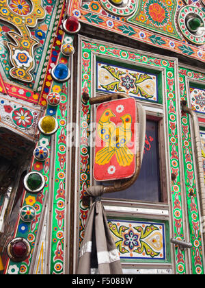 Details aus einem aufwendig und kunstvoll verzierte bunte Bedford LKW in pakistanischen oder indischen Stil-Seitenspiegel mit Vögel auf dem Display in Oslo Stockfoto