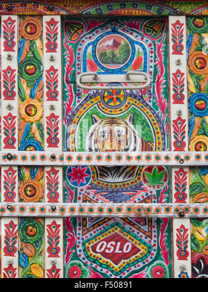Details aus einem aufwendig und kunstvoll verzierte bunte Bedford LKW im pakistanischen Stil auf dem Display in Oslo Norwegen Stockfoto