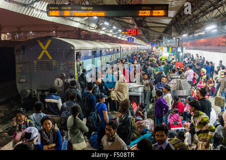 Überfüllten Plattform an der New Delhi Railway Station Stockfoto