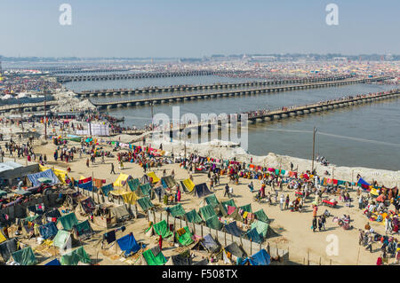 Viele pontoon Brücken über den Fluss Ganges auf der Kumbha Mela Boden Stockfoto