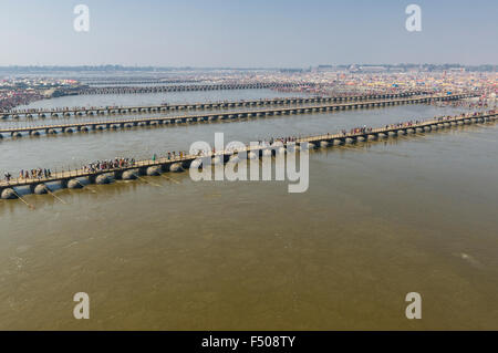 Viele pontoon Brücken über den Fluss Ganges auf der Kumbha Mela Boden Stockfoto