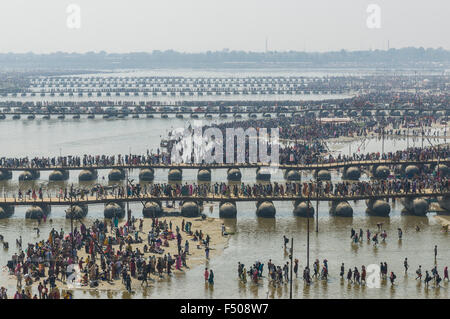 Viele pontoon Brücken über den Fluss Ganges auf der Kumbha Mela Boden Stockfoto