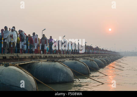 Endlose Ströme von Menschen bei Kumbha Mela Boden ankommen, gehen auf pontonbrücken Stockfoto