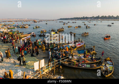 Stiefel für Menschen Schiff zu den sangam, dem Zusammenfluss von Ganges, Yamuna und Saraswati, an Kumbha Mela Stockfoto