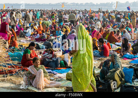 Millionen von Menschen, die sich an Kumbha Mela Boden, sitzen und auf dem Boden schlafen Stockfoto