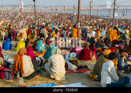 Millionen von Menschen, die sich an Kumbha Mela Boden, sitzen und auf dem Boden schlafen Stockfoto