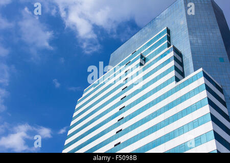 Unteransicht des modernen Wolkenkratzern im Geschäftsviertel gegen blauen Himmel Stockfoto