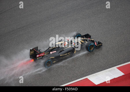 Austin, Texas USA 25. Oktober 2015: Formel-1-Fahrer Romain Grosjean von Lotus-Rennen im qualifying auf einer eingeweichten Strecke des Americas Tracks in Sonntag. Veranstalter sind hartnäckig auf Zeitplan trotz anhaltenden schlechten Wetters am Sonntag USA Grand Prix behalten. Bildnachweis: Bob Dämmrich/Alamy Live-Nachrichten Stockfoto