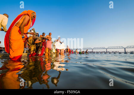 Die Leute, die Badewanne am frühen Morgen an der sangam, dem Zusammenfluss von Ganges, Yamuna und Saraswati, an Kumbha Mela Stockfoto