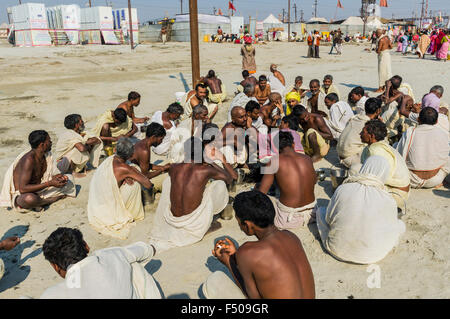 Gruppe männlicher Pilger ihre Köpfe immer rasiert an der sangam, dem Zusammenfluss von Ganges, Yamuna und Saraswati, bei k Stockfoto