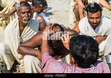 Gruppe männlicher Pilger ihre Köpfe immer rasiert an der sangam, dem Zusammenfluss von Ganges, Yamuna und Saraswati, bei k Stockfoto