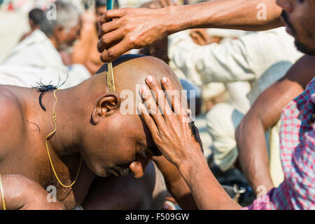 Pilger dem Kopf rasiert an der sangam, dem Zusammenfluss von Ganges, Yamuna und Saraswati, an Kumbha Mela Stockfoto