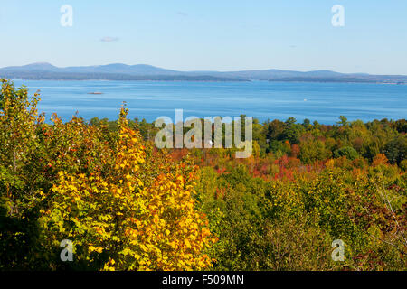 Ein Blick vom Mount Desert Island, über den Acadia National Park bis zum Atlantischen Ozean, Acadia National Park, Maine, USA Stockfoto