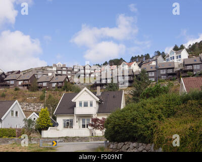 Moderne suburbanen Lebens, Einfamilien- und Doppelhäuser Häuser auf einem Hügel in Algard, Norwegen in der Nähe von Stavanger Stockfoto