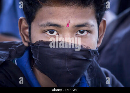 Sivasagar, Assam, Indien. 24. Dezember 2014. Aktivist Mitglieder von der alle Assam Studenten Union (AASU) binden ihre Münder mit schwarzen Tüchern während einer Sit aus Protest gegen Angriffe auf die Dorfbewohner von militanten an vier verschiedenen Standorten. Mindestens 56 Menschen, darunter Kinder starb in einer Reihe von militanten Angriffe in Assam, die Polizei sagte, als Rebellen aus der verbotenen Nationalen Demokratischen Front der Bodoland (NDFB) eine lang andauernde separatistischen Kampagne in den Tee-Anbau Zustand dramatisch verschärft. © Luit Chaliha/ZUMA Wire/ZUMAPRESS.com/Alamy Live-Nachrichten Stockfoto