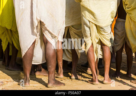Männlicher Pilger das Tragen der traditionellen dhoti an der sangam, dem Zusammenfluss von Ganges, Yamuna und Saraswati, an kumbha Stockfoto