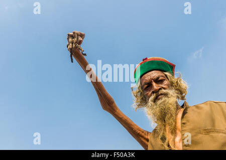 Shiva sadhu von juna akhara, heiliger Mann, üben urdha Tapa, heben ohne Arm für viele Jahre für spirituelle Gründe, im Sanga Stockfoto