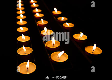 Brennende Teelichter Stockfoto
