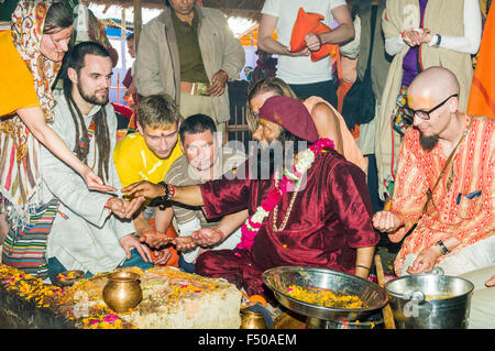 Pilot Baba Sadhu, Heiliger Mann, Segen seiner westlichen Devotees in seinem Ashram in der sangam, dem Zusammenfluss von Ganges, Yamuna und Sara Stockfoto