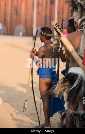 Palmas, Bundesstaat Tocantins, Brasilien. 24. Oktober 2015. Aeta indigenen Bogenschütze von den Philippinen wartet darauf, bei den internationalen indigenen spielen in der Stadt von Palmas, Bundesstaat Tocantins, Brasilien antreten. Bildnachweis: Sue Cunningham fotografischen/Alamy Live-Nachrichten Stockfoto