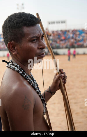 Palmas, Bundesstaat Tocantins, Brasilien. 24. Oktober 2015. Aeta indigenen Bogenschütze von den Philippinen wartet darauf, bei den internationalen indigenen spielen in der Stadt von Palmas, Bundesstaat Tocantins, Brasilien antreten. Bildnachweis: Sue Cunningham fotografischen/Alamy Live-Nachrichten Stockfoto