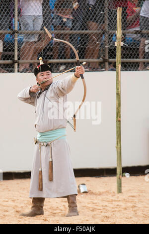 Palmas, Bundesstaat Tocantins, Brasilien. 24. Oktober 2015. Eine mongolische indigenen Archer zeigt seine Bogenschießen-Technik bei den internationalen indigenen spielen, in der Stadt von Palmas, Bundesstaat Tocantins, Brasilien. Bildnachweis: Sue Cunningham fotografischen/Alamy Live-Nachrichten Stockfoto