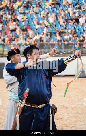 Palmas, Bundesstaat Tocantins, Brasilien. 24. Oktober 2015. Eine mongolische indigenen Archer zeigt seine Bogenschießen-Technik bei den internationalen indigenen spielen, in der Stadt von Palmas, Bundesstaat Tocantins, Brasilien. Bildnachweis: Sue Cunningham fotografischen/Alamy Live-Nachrichten Stockfoto