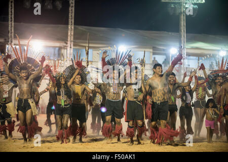 Palmas, Bundesstaat Tocantins, Brasilien. 24. Oktober 2015. Karaja Teilnehmer feiern während der internationalen indigenen Spiele in der Stadt von Palmas, Bundesstaat Tocantins, Brasilien. Bildnachweis: Sue Cunningham fotografischen/Alamy Live-Nachrichten Stockfoto