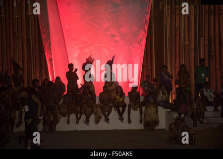 Palmas, Bundesstaat Tocantins, Brasilien. 24. Oktober 2015. Indigenen Teilnehmer entspannen Sie vor die heilige Flamme während der internationalen indigenen Spiele in der Stadt von Palmas, Bundesstaat Tocantins, Brasilien. Bildnachweis: Sue Cunningham fotografischen/Alamy Live-Nachrichten Stockfoto