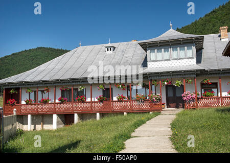 Haus von orthodoxen Mönchen, Horaicioara Kloster, Rumänien. Stockfoto