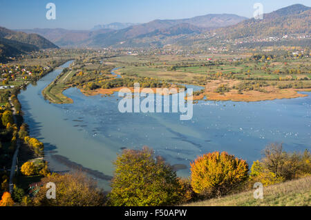 Bistrita-River-Tal und die Berge im Herbst, Rumänien Stockfoto