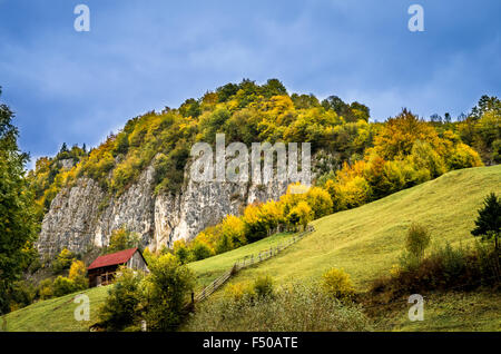 Farben des Herbstes in einem Ferienhaus Haus. Herbstlandschaft in Bergen mit bunten Wald und blauer Himmel. Stockfoto