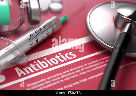 Antibiotika. Medizinisches Konzept auf rotem Grund. Stockfoto