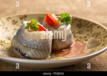 Rollmops eingelegte Heringe mit Petersilie und Paprika Stockfoto