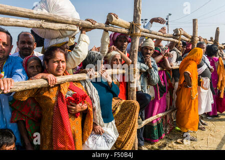 Pilger beobachten die Prozession von shahi Snan, das Bad im sangam, dem Zusammenfluss von Ganges, Yamuna und SAR Stockfoto