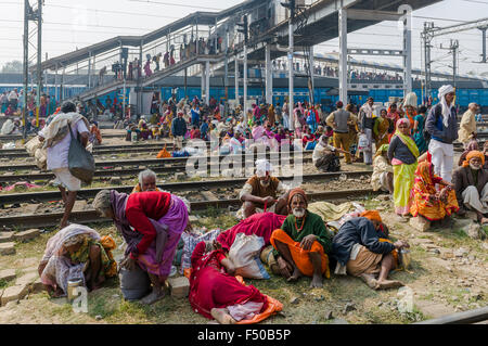 Viele Menschen warten auf verspätete Züge im Bahnhof Stockfoto