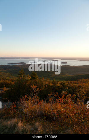 Acadia Nationalpark, Bar Harbor und Frenchmans Bay View bei Sonnenaufgang vom Gipfel des Cadillac Mountain, Maine, USA Stockfoto