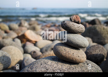 Glatten gestapelten Steinen auf einem Felsen am Strand auf der Insel Jeju, Südkorea Stockfoto