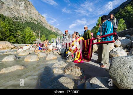 Pilger aus ganz Indien kommen auf die Ufer des Flusses Ganges Ganges dusshera zu feiern und haben ihre Heiligen tauchen Sie ein in die Stockfoto