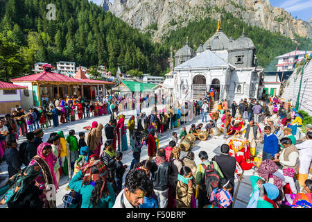 Pilger aus ganz Indien stehen Schlange bei gangotri Tempel Ganga dusshera zu feiern. Stockfoto